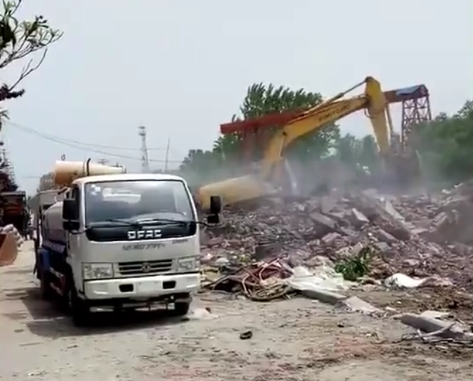 拆遷工地使用霧炮車降塵減霾 效果理想