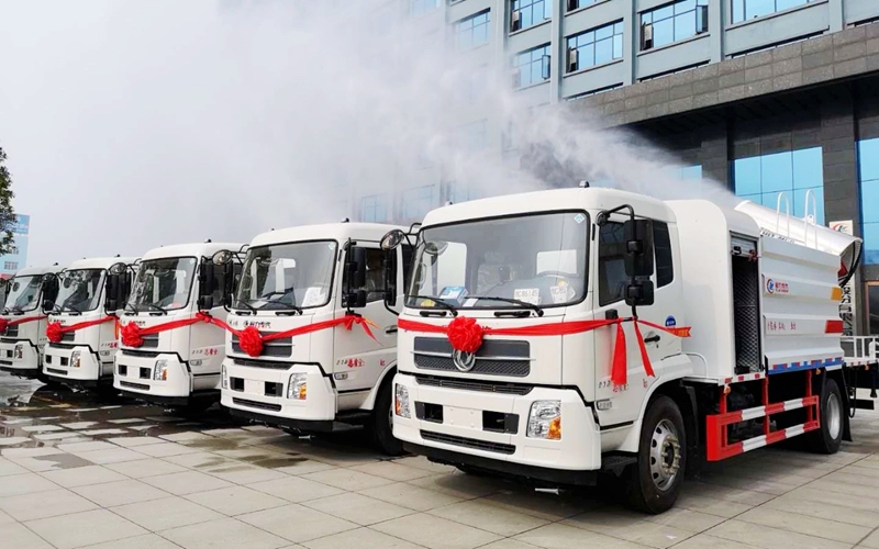 湖北龍馬抑塵車專業(yè)廠可對老客戶灑水車加裝噴霧機