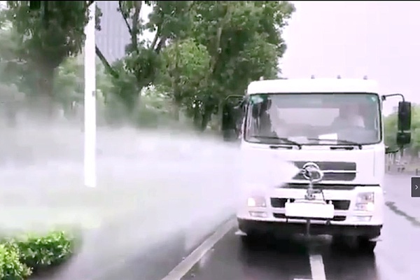 抑塵車加裝電子遙控水炮噴灑視頻