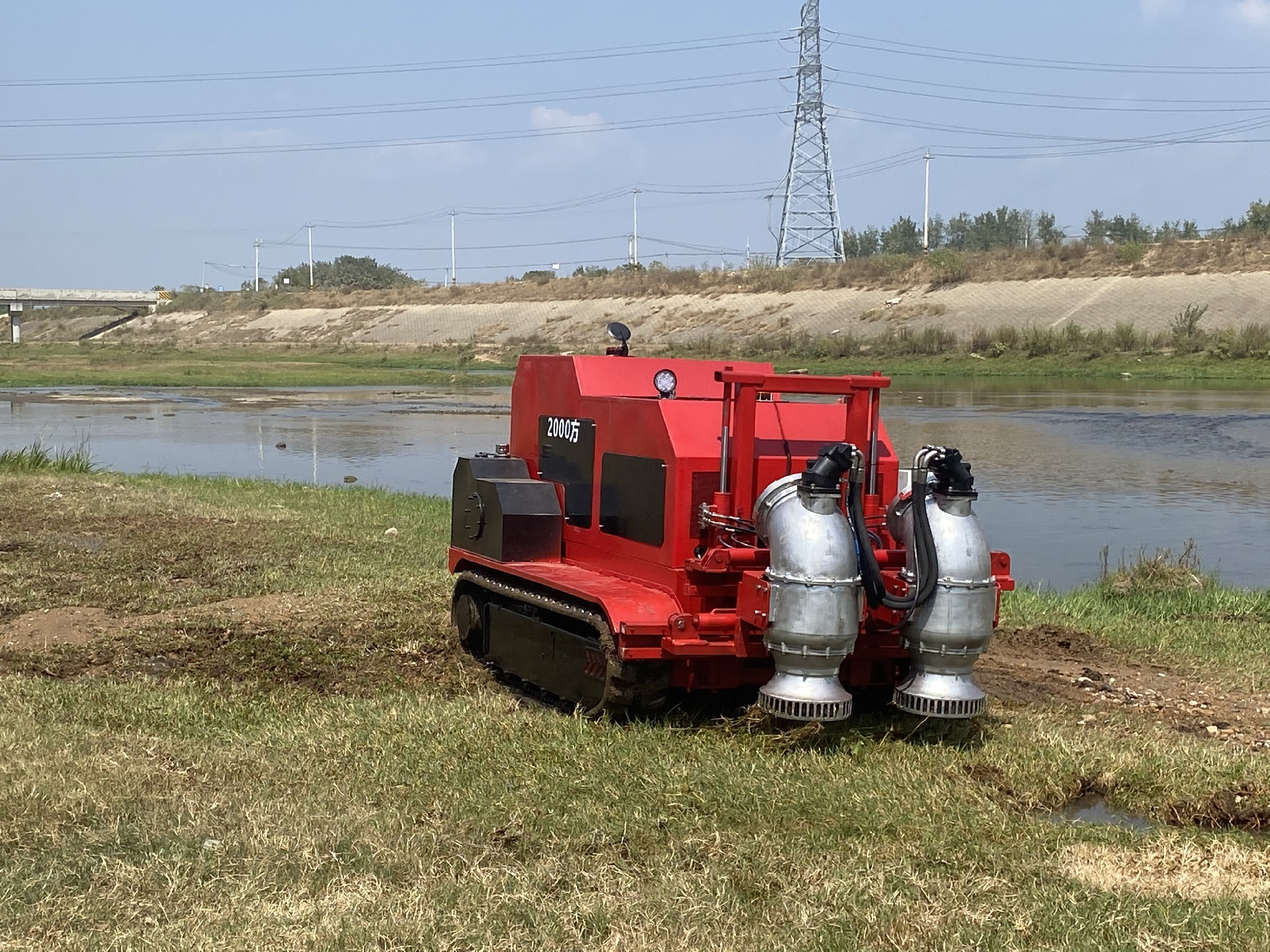 自帶動力履帶式防汛排水機器人