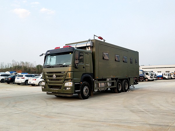 重汽后雙橋擴(kuò)展式宿營(yíng)車介紹