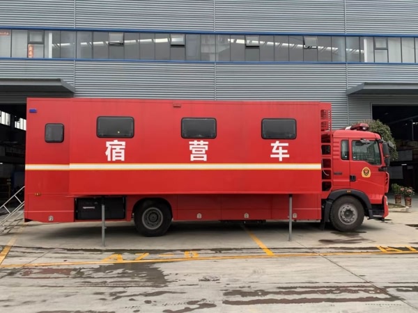 重汽豪沃28人雙拓展宿營(yíng)車